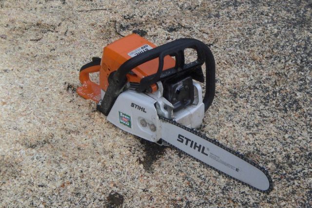 Fuel powered chainsaw